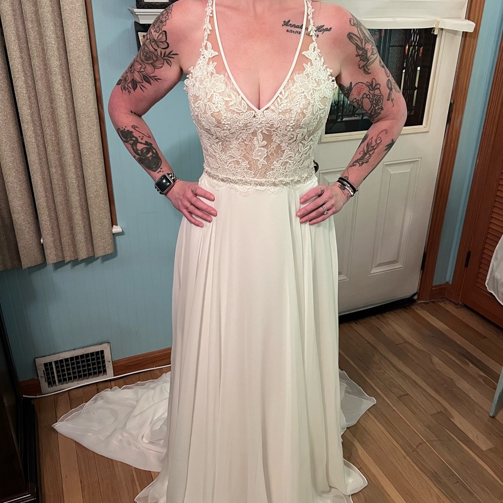 *NEVER WORN/BRAND NEW* Elegant Lillian West Lace Ivory Wedding Dress